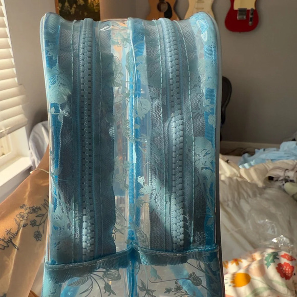 Nicole Miller Blue Bath Accessories or Make Up Bag - Picture 3 of 6